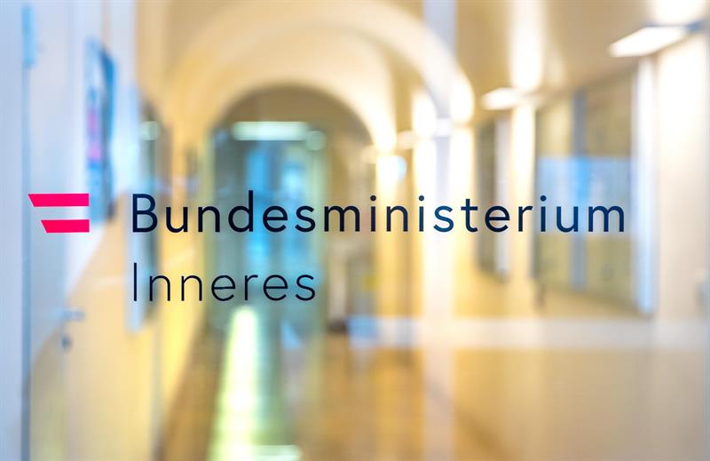Symbolbild: Erfolgreicher Schlag gegen international agierendes Schleppernetzwerk – Festnahmen in Wien.