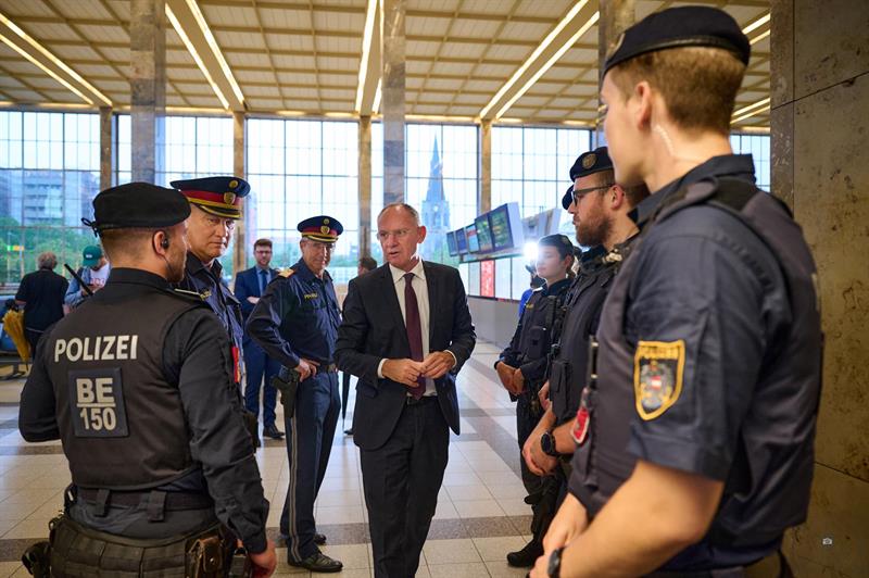 Am 2. Juni 2025 führte die Wiener Polizei Schwerpunktkontrollen am Westbahnhof durch.
